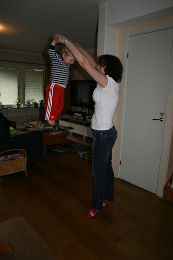 Oliver leker med Ulrika