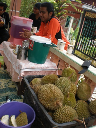 [Simpang Pelangai makan durian7[4].jpg]