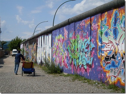 in bici lungo la east side gallery