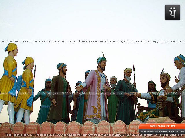 Scene of Chote Shehabjade Zorawar and Fateh Singh being presented before Wajid Khan