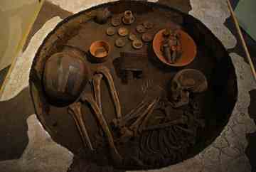 Reconstruction of the burial of an adult located in the La Ventilla neighborhood.