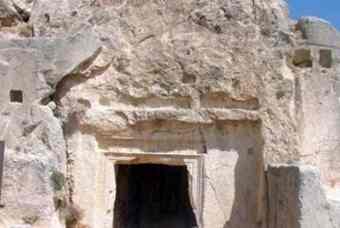 Rock-cut tomb near Mar Takla_01 Rock-cut tomb near Mar Takla_01