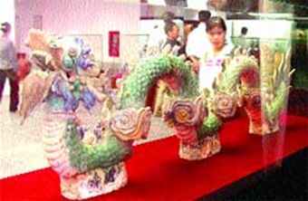 Dragon model: According to mythology, the Vietnamese people are descended from a dragon and a fairy.