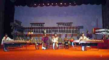 The Hubei Provincial Museum has regular demonstrations of court and contemporary music on the bianzhong, bianqing and the se zither. The Hubei Provincial Museum has regular demonstrations of court and contemporary music on the bianzhong, bianqing and the se zither.