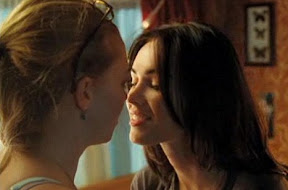 megan-fox-amanda-seyfried-kissing-photos-and-video