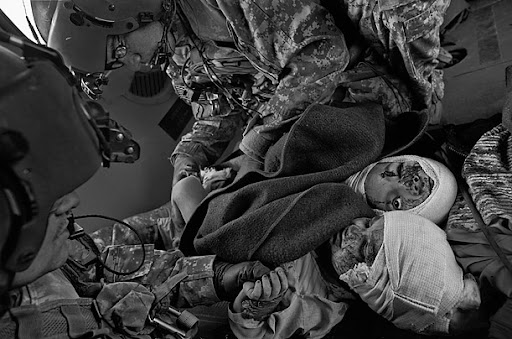 Due bambini afghani vengono soccorsi su un elicottero ambulanza dell'esercito Usa Medevac in Afghanistan -JAMES NACHTWEY FOR TIME