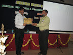 Dr Oommen, Ex National president of IHMA presenting a memento to Dr N Shankar