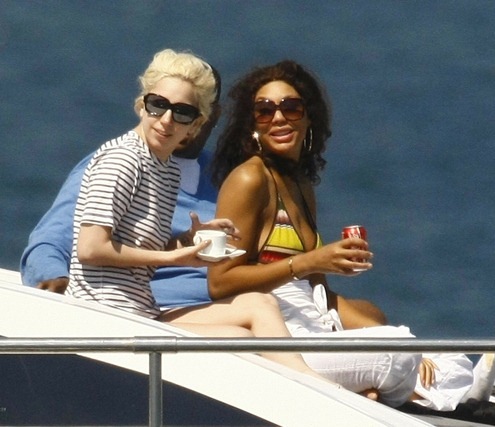 [gaga-france-02[10][2].jpg]