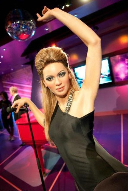 [Beyonce-Madame-Tussauds-02[2].jpg]
