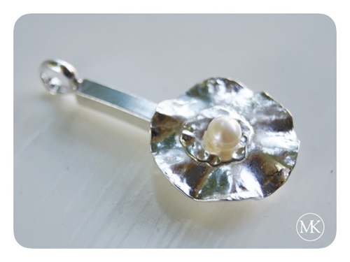 [flower and pearl pendant 1[4].jpg]
