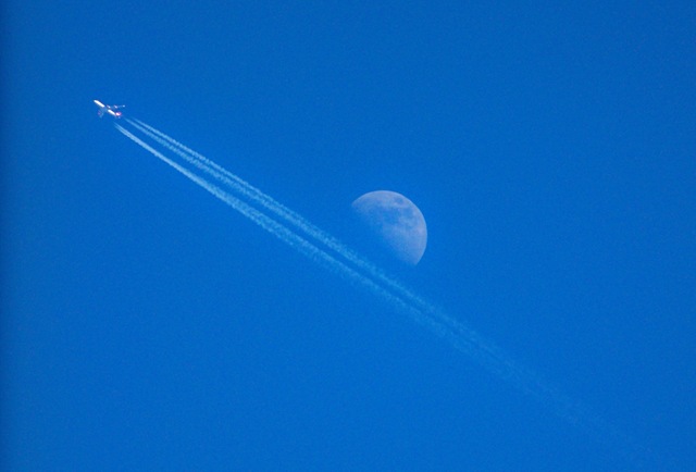 [plane and moon[3].jpg]