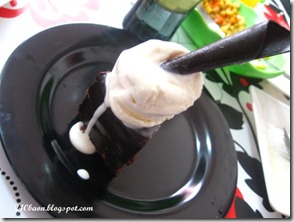 chocolate heaven slice with haagen dazs vanilla ice cream, by 240baon
