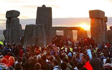 [Stonehenge 2010 solstice[4].jpg]