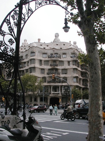 [Typical Barcelona architecture[2].jpg]