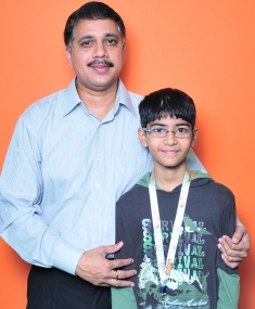 Ilankathir with son Sabariesh.jpg (235×285)