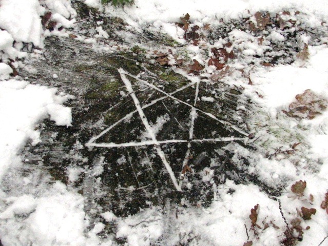 [20101218 BHW pentagram in snow 032[3].jpg]