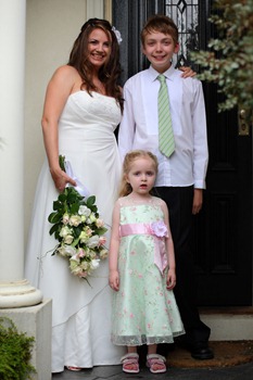 [Vik and kids at door small[4].jpg]