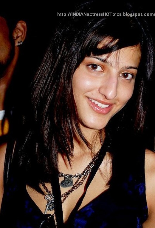 [shruti_hasan_07[2].jpg]