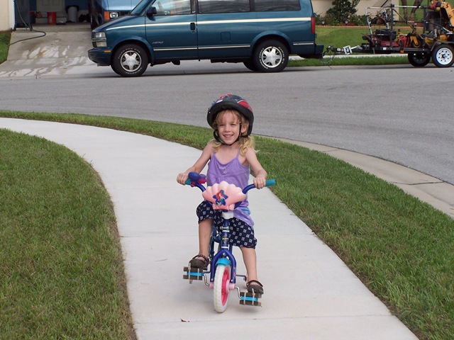 [Sage riding her bike for the frist time[2].jpg]