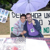 Deme y Jorge manteniendo el chiringuito bajo la lluvia