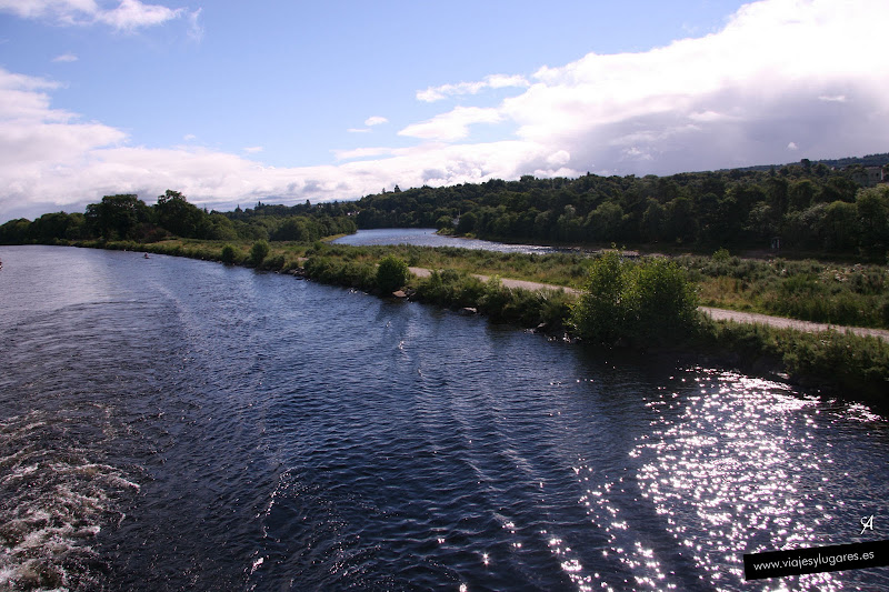 El Canal de Caledonia y al fondo el río Ness El Canal de Caledonia y al fondo el río Ness