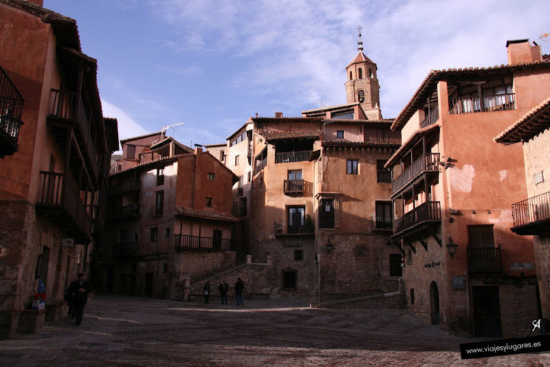 La Plaza Mayor con la torre de la Iglesia de Santiago al fondo La Plaza Mayor con la torre de la Iglesia de Santiago al fondo