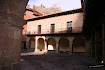 En los arcos cubiertos, m&aacute;s resguardados, se montaba el mercado en invierno. Al fondo se ve la muralla y la Torre de El Andador