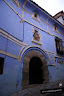 Puerta de la Casa de los Navarro de Arzuriaga con el escudo de la familia