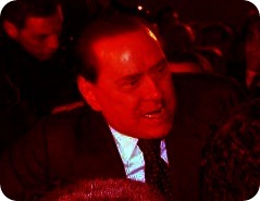 silvio colpito al volto da tartaglia sanguina silvio colpito al volto da tartaglia sanguina