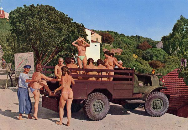 Cartes Postales Pop et  Kitsch des années 50, 70 et 70 - Pop and kitsch vintage postcards from the fifties, the sixties and the seventies : Tout nu et tout bronzé