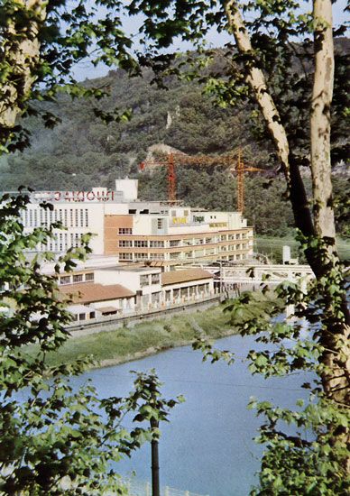 Cartes Postales Pop et  Kitsch des années 50, 70 et 70 - Pop and kitsch vintage postcards from the fifties, the sixties and the seventies : L'usine RHODIACETA de BESANCON