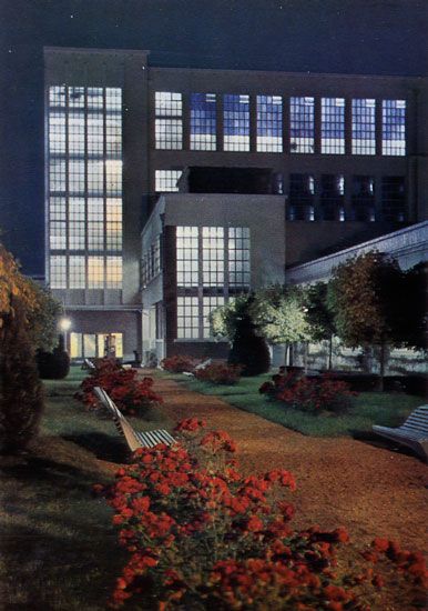 Cartes Postales Pop et  Kitsch des années 50, 70 et 70 - Pop and kitsch vintage postcards from the fifties, the sixties and the seventies : L'usine RHODIACETA de BESANCON
