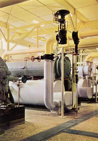 Cartes Postales Pop et  Kitsch des années 50, 70 et 70 - Pop and kitsch vintage postcards from the fifties, the sixties and the seventies : L'usine RHODIACETA de BESANCON