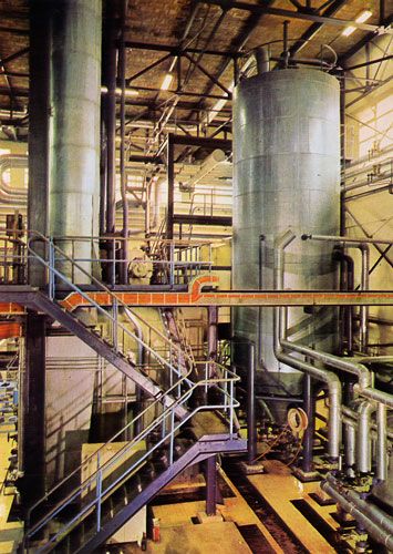 Cartes Postales Pop et  Kitsch des années 50, 70 et 70 - Pop and kitsch vintage postcards from the fifties, the sixties and the seventies : L'usine RHODIACETA de BESANCON