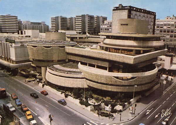 Cartes Postales Pop et  Kitsch des années 50, 70 et 70 - Pop and kitsch vintage postcards from the fifties, the sixties and the seventies : BORDEAUX 33000 Le nouveau quartier Mériadeck, avec la caisse d'épargne et le centre commercial Mériadeck.