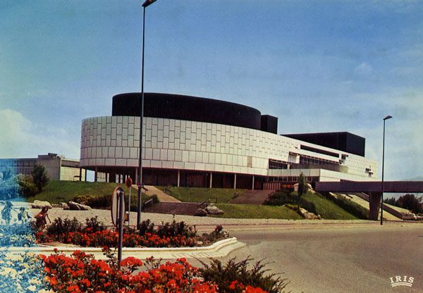 Cartes Postales Pop et  Kitsch des années 50, 70 et 70 - Pop and kitsch vintage postcards from the fifties, the sixties and the seventies : GRENOBLE - ville olympique La Maison de la Culture Architecte : WOGENSCKY