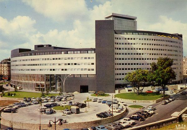 Cartes Postales Pop et  Kitsch des années 50, 70 et 70 - Pop and kitsch vintage postcards from the fifties, the sixties and the seventies : PARIS Maison de la Radio et de la Télévision (architecte : M. Bernard)