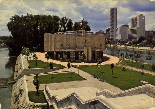 Cartes Postales Pop et  Kitsch des années 50, 70 et 70 - Pop and kitsch vintage postcards from the fifties, the sixties and the seventies : NEUILLY-SUR-SEINE - PUTEAUX (Hauts-de-Seine) Le Complexe Sportif au pont de Neuilly