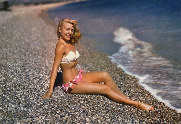 Cartes Postales Pop et  Kitsch des années 50, 70 et 70 - Pop and kitsch vintage postcards from the fifties, the sixties and the seventies : Beautés marines Babes on the beach