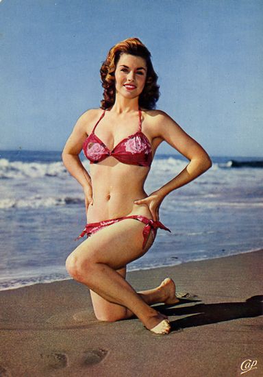 Cartes Postales Pop et  Kitsch des années 50, 70 et 70 - Pop and kitsch vintage postcards from the fifties, the sixties and the seventies : Beautés marines Babes on the beach