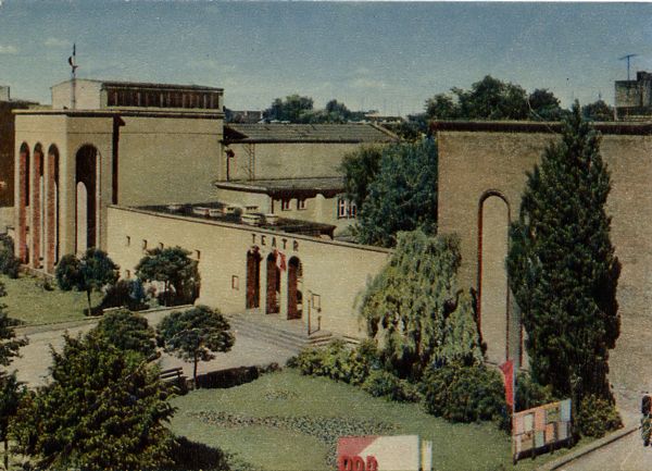 Cartes Postales Pop et  Kitsch des années 50, 70 et 70 - Pop and kitsch vintage postcards from the fifties, the sixties and the seventies : Bienvenue en Pologne GNIEZNO Le théatre portant le nom d'Alexandre Fredro