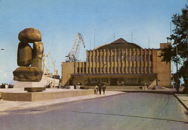 Cartes Postales Pop et  Kitsch des années 50, 70 et 70 - Pop and kitsch vintage postcards from the fifties, the sixties and the seventies : Bienvenue en Pologne GDYNIA Pomnik Ludzi Morza (wg projektu W. Tolkina) przed Dworcem Morskim