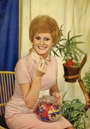Cartes Postales Pop et  Kitsch des années 50, 70 et 70 - Pop and kitsch vintage postcards from the fifties, the sixties and the seventies : Femmes d'intérieur