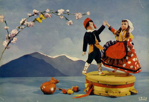Cartes Postales Pop et Kitsch des années 50, 70 et 70 Regional Puppets / Poupées Régionales