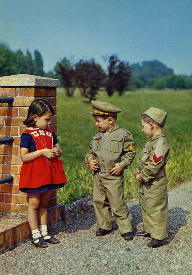 Cartes Postales Pop et  Kitsch des années 50, 70 et 70 Bride of Child soldiers/ La Fiancée des Enfants soldats