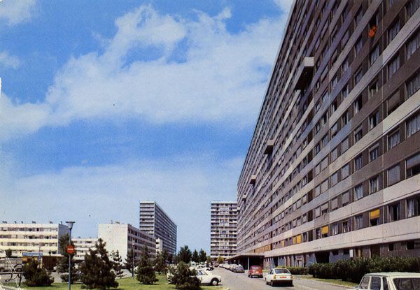 Cartes Postales Pop et  Kitsch des années 50, 70 et 70 Avec un peu d'aide de nos amis - Pop and kitsch vintage postcards from the fifties, the sixties and the seventies : LA COURNEUVE (93 - Seine-St-Denis) Les 4000 Logements