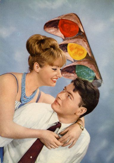 Cartes Postales Pop et  Kitsch des années 50, 70 et 70 Avec un peu d'aide de nos amis - Pop and kitsch vintage postcards from the fifties, the sixties and the seventies : Transports amoureux - Love transports