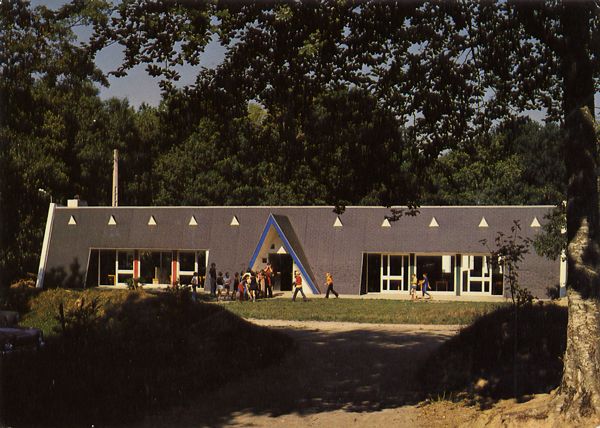 Cartes Postales Pop et  Kitsch des années 50, 70 et 70 - Pop and kitsch vintage postcards from the fifties, the sixties and the seventies : En Bretagne Le Centre Nautique de BRIGNEAU29116 - MOELAN-sur-MER