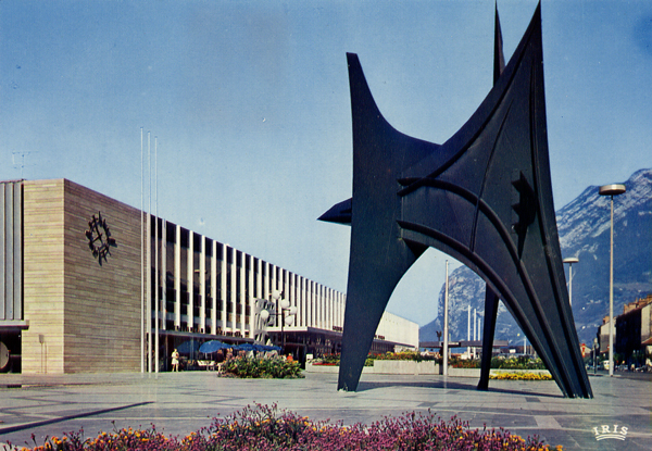 Cartes Postales Pop et Kitsch des années 50, 70 et 70 - Pop and kitsch vintage postcards from the fifties, the sixties and the seventies : GRENOBLE - Ville olympique Le Stabile de CALDER La gare SNCF
