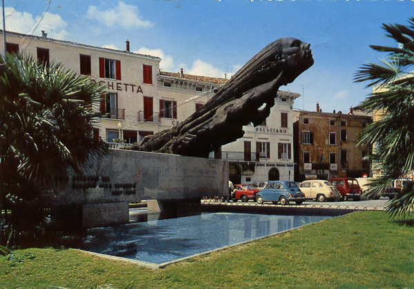 Cartes Postales Pop et Kitsch des années 50, 70 et 70 - Pop and kitsch vintage postcards from the fifties, the sixties and the seventies : Lac de Garda - DEZENZANO Monument aux aviateurs